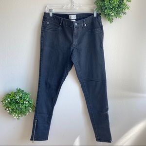 converse and black jeans